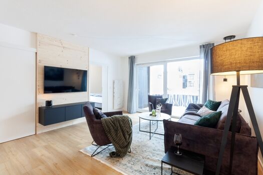 Wohnbereich mit Smart TV und Balkon 