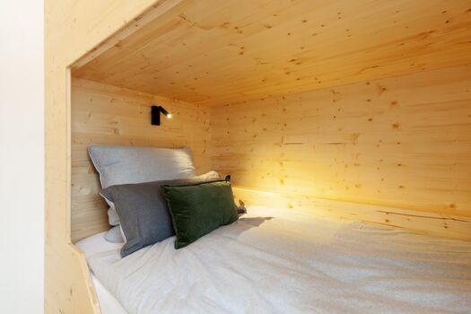 Gemütliche Alkoven mit Leselampe und Steckdose zum Handyladen