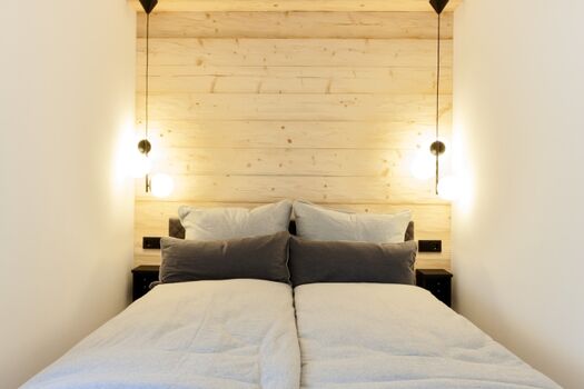 Hauptschlafzimmer mit gemütlichem Boxspring ohne Besucherritze 160x200cm