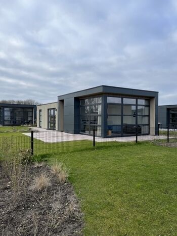 Wohnzimmmer mit großer Glasfassade