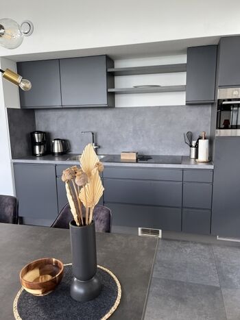 moderne voll ausgestattete Küche