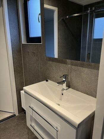 Waschbecken und Fenster im Bad