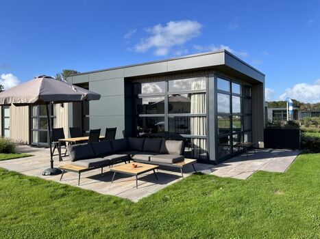 ....mit tollem Garten direkt am Ufer