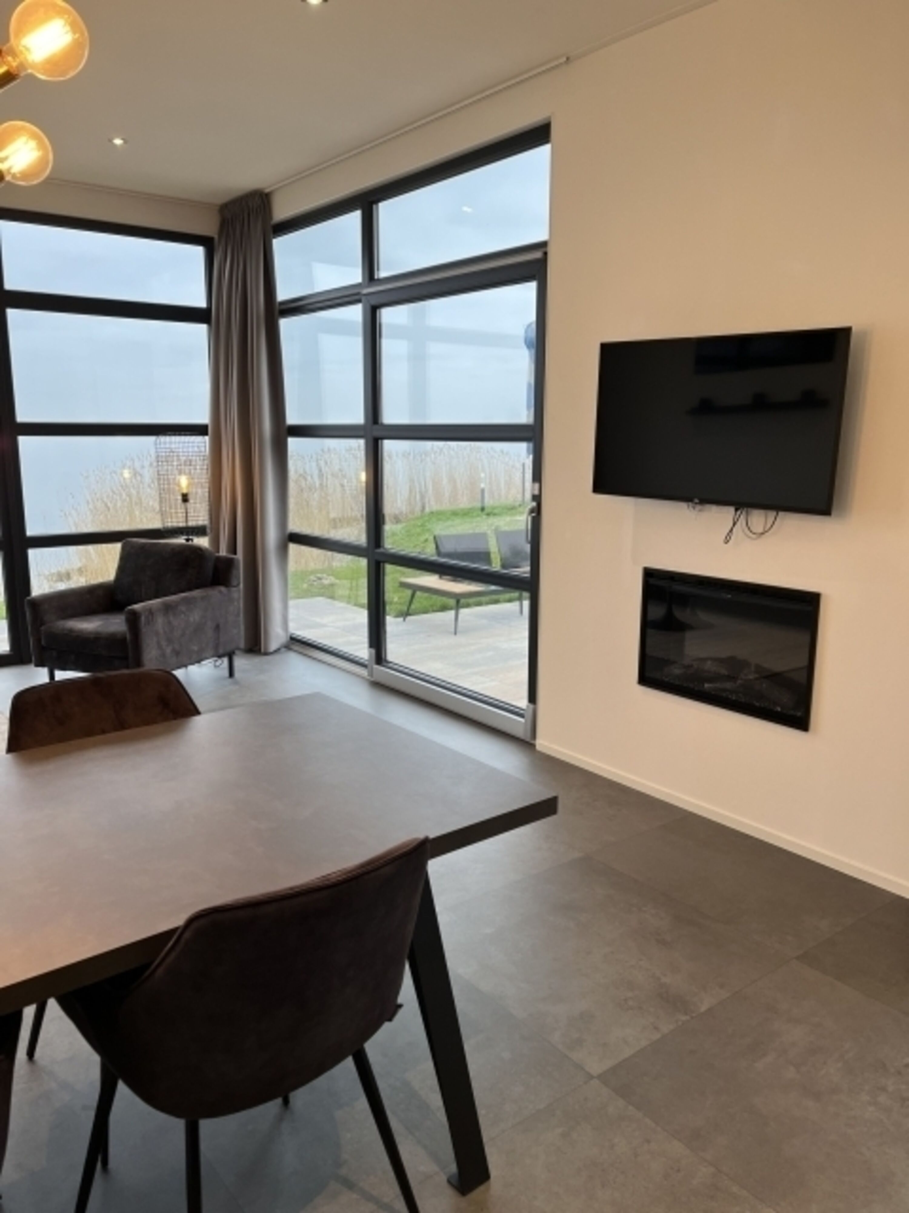 Smart-TV und Elektrokamin im Wohnzimmer