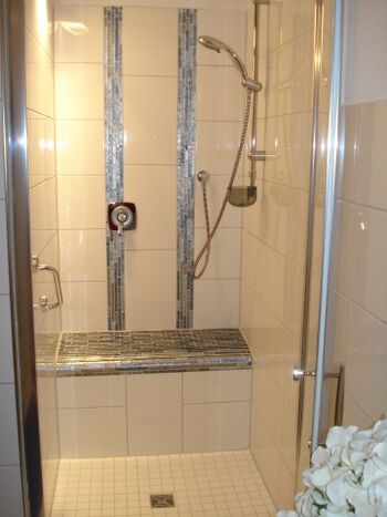 Dusche mit Sitz