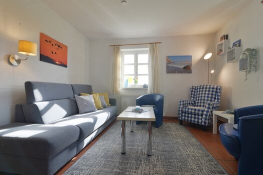 Der lichtdurchflutete Wohnraum mit hochwertigem Schlafsofa