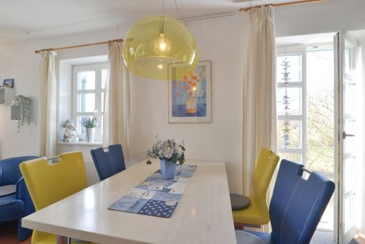 Freundlich-farbig wurde der Essplatz gestaltet