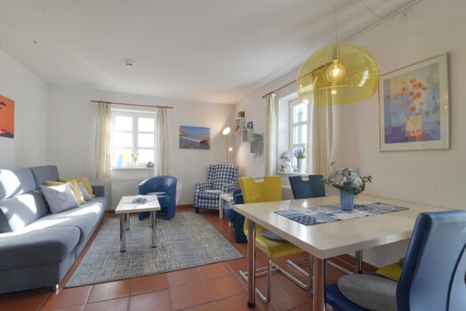 Der Wohnraum mit Esstisch im Vordergrund.