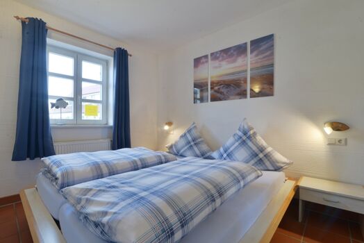 Das Schlafzimmer mit Fenster zum Innenhof (Bettüberzüge gg. Aufpreis)