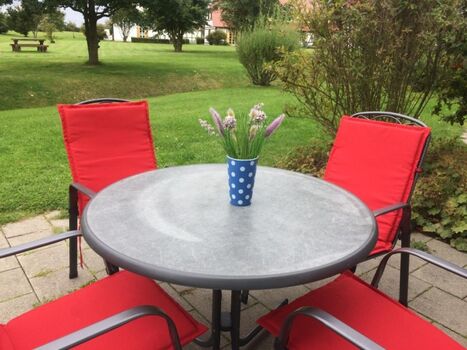 Die private Terrasse mit anschließender Grünfläche