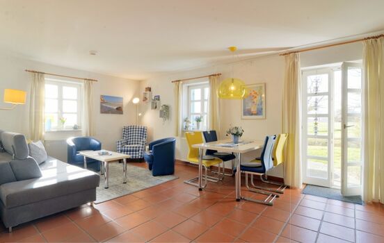 Der großzügige Wohn-Essbereich mit Tür zur Terrasse