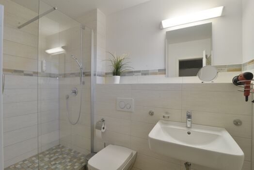 Das neue Bad mit großer, flacher Dusche