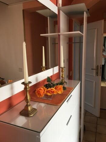 Flur mit Schuhschrank und Garderobe