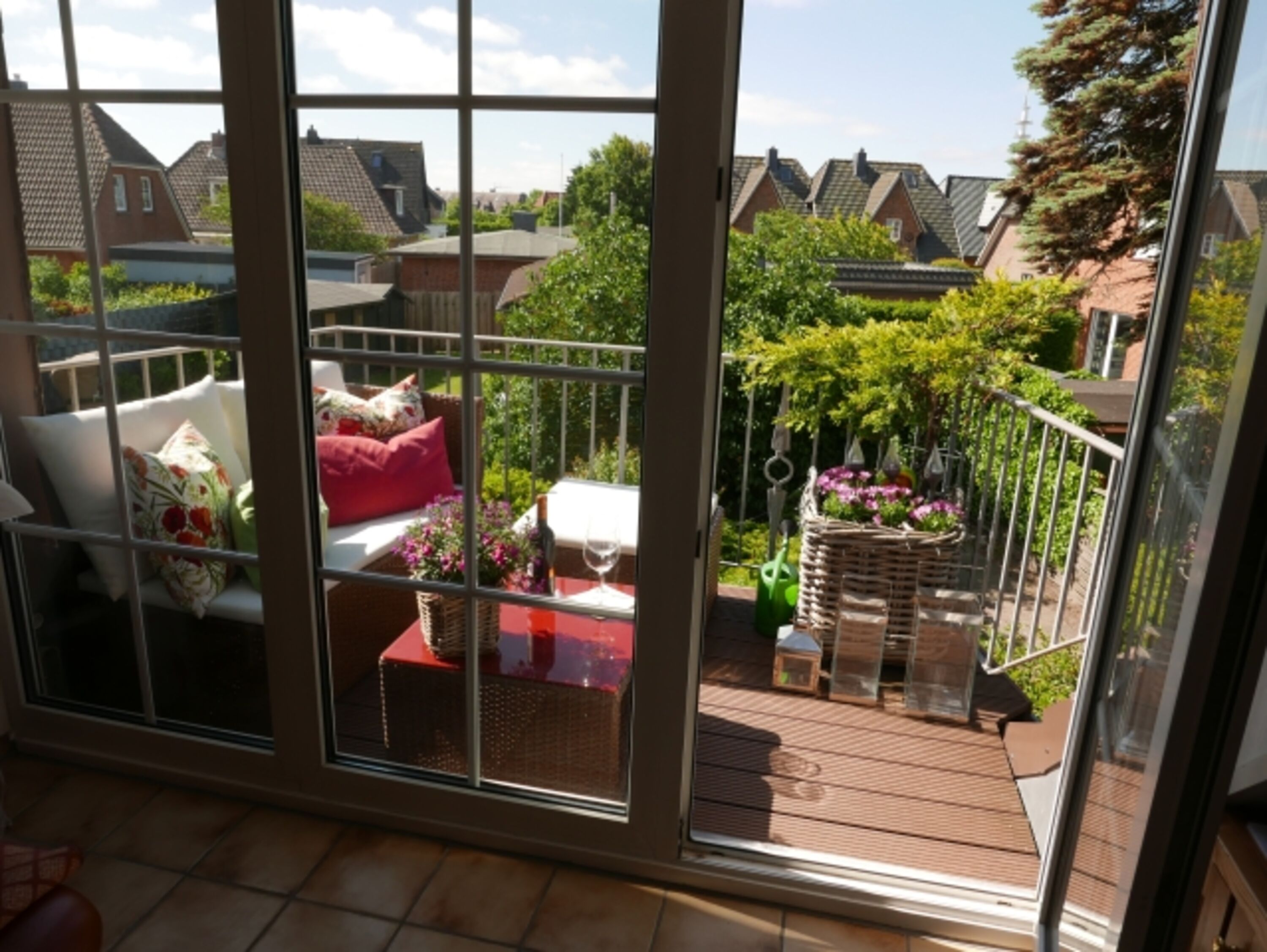 Südbalkon mit gemütlichen Lounge-Möbeln, Sonne bis spät in den Abend hinein