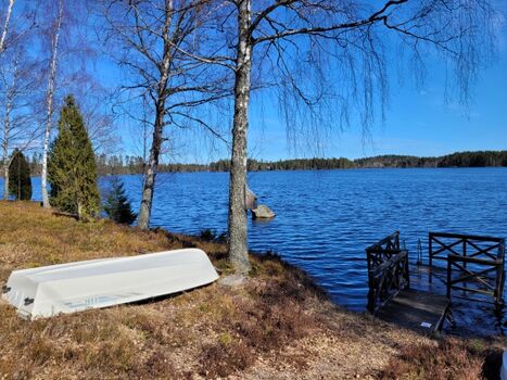 Unser Bootssteg mit dem eigenen Ruderboot