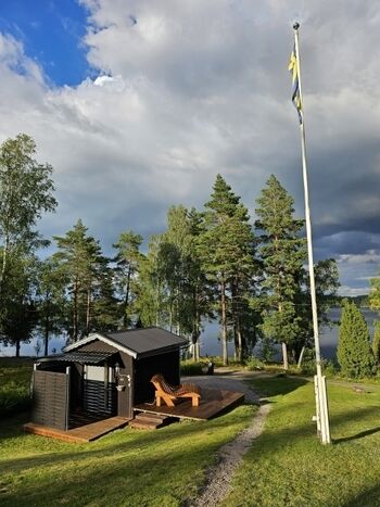 Die Gästestuga/Juniorhäuschen vom Haupthaus  gesehen