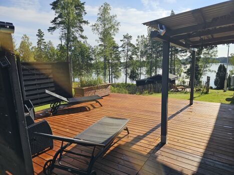 Neue Terrasse mit zahlreichen Gartenmöbeln und einem wunderschönem Seeblick