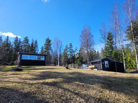 Blick von der Straße auf das  Haus