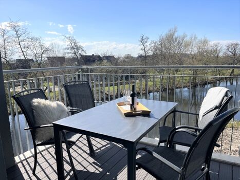 großer Balkon mit westlicher Ausrichtung