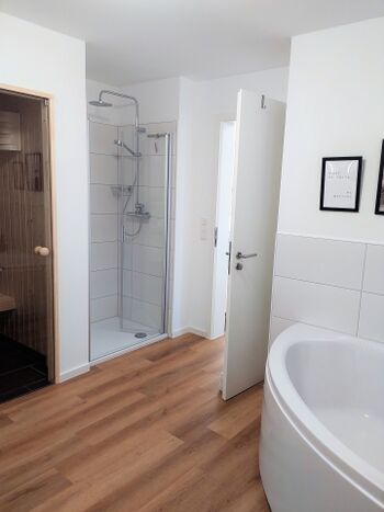 Dusche und  eigene Sauna