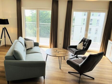 gemütlicher Sofabereich mit Fernseher