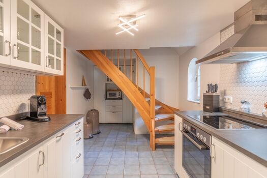Ferienwohnung Holdunder - Kleine stilvolle Küche mit Treppenaufgang ins OG