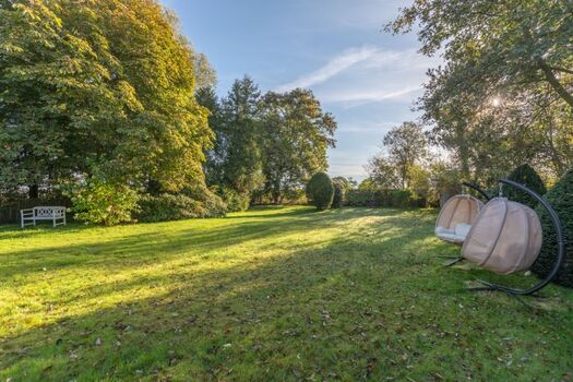 Ferienwohnung Holdunder - In dem großen Garten ist genug Platz für die Hunde zum toben