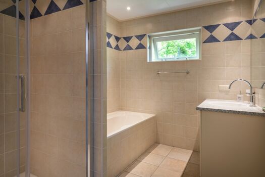 Badezimmer mit Dusche Washbecke und Badewanne