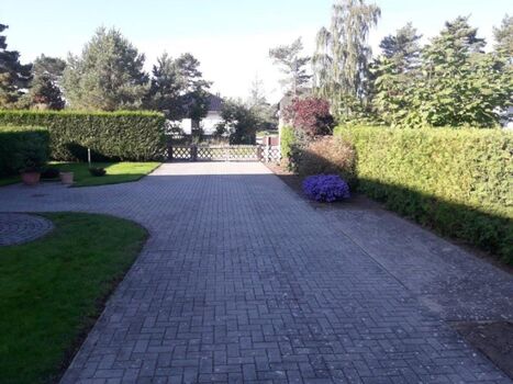 Zufahrt mit Parkflächen