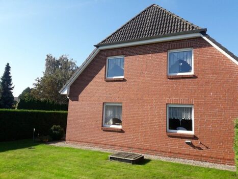 Rasenfläche mit Sandkasten