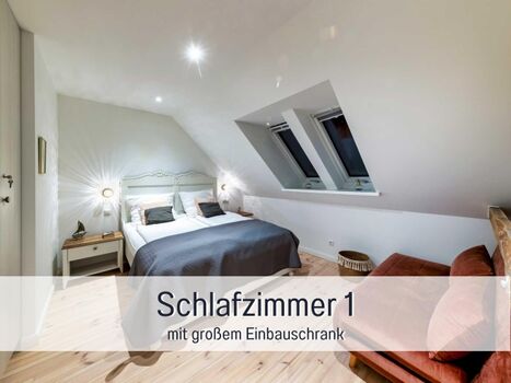 Mit Verdunklungsplissees.