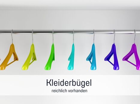 In beiden Kleiderschränken sind genug Bügel.