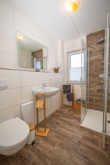 Modernes Bad mit Dusche