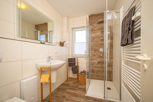 Modernes Bad mit Dusche