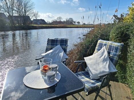 Auf dem eigenen Steg  am Siel an der ostfriesischen Nordsee