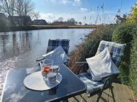 Auf dem eigenen Steg  am Siel an der ostfriesischen Nordsee