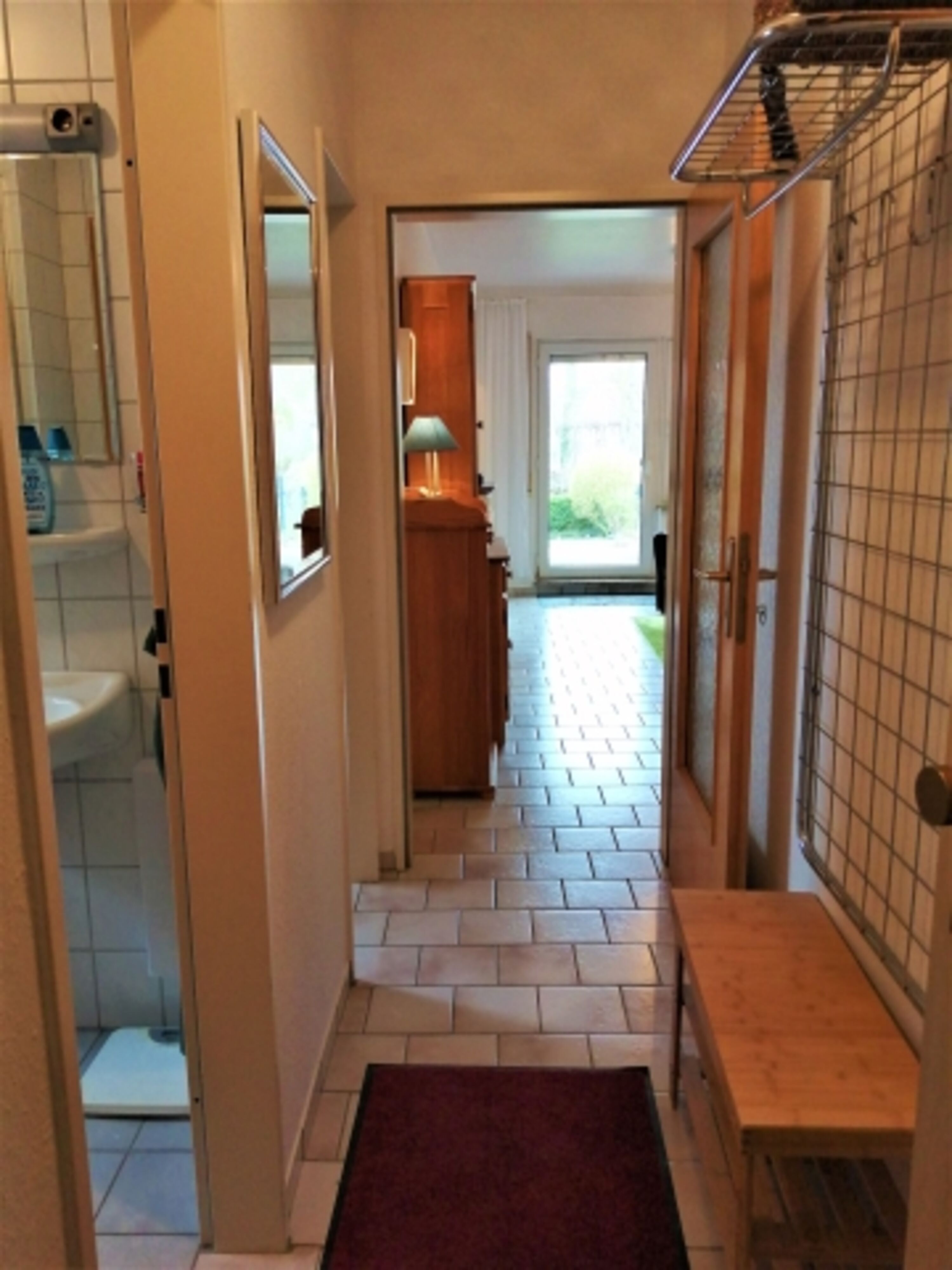 Blick von der Wohnungstür in die Wohnung