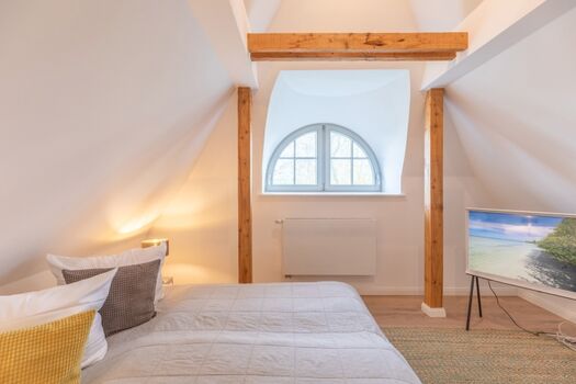 Deichwärterkate - Schlafzimmer mit großem Doppelbett und TV