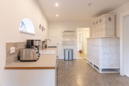 Deichwärterkate -  Kleine Küche mit Stilechten Kachelofen 