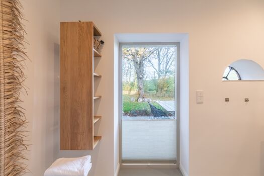 Deichwärterkate - Blick vom Badezimmer in den Garten 