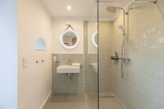 Deichwärterkate - Modernes Badezimmer mit ebenerdiger Dusche 