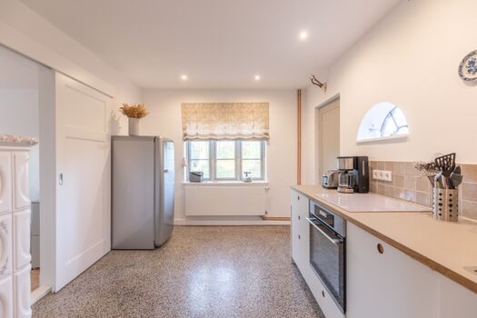 Deichwärterkate - Kleine Küche mit Stilechten Kachelofen 