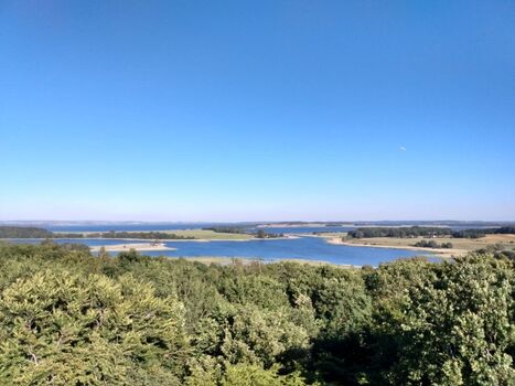 Blick vom Aussichtsturm auf Hoch Hilgor über den Breeger Bodden