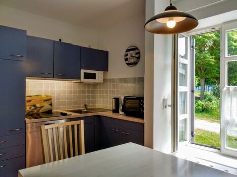 Die gut ausgestattete Küche mit Essplatz am Fenster