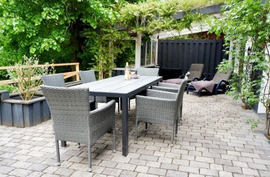 Terrasse teils überdacht mit Gartenmöbeln, Sonnenliegen und Grill