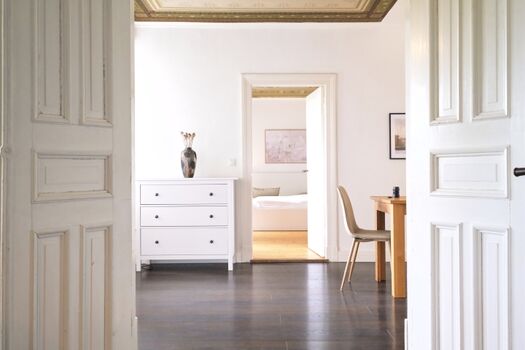 Die Weitläufigkeit der Wohnung: Blick vom Wohnzimmer zum Essbereich und ins Schlafzimmer