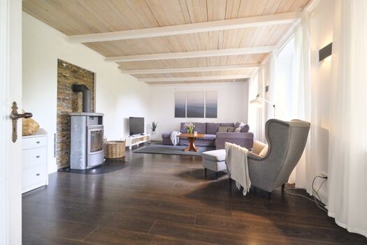 Großzügiges Wohnzimmer mit Kaminofen