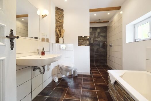 Stilvolles Badezimmer mit Wanne, Walk-In Dusche und Fenster