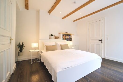 Schlafzimmer zur Gartenseite mit Doppelbett (140x200cm)