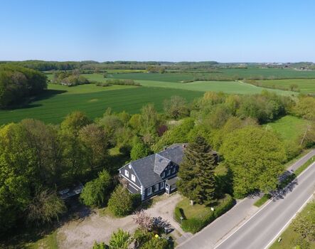 Alleinlage der Villa Wagersrott zwischen Feldern und Bauernwäldern